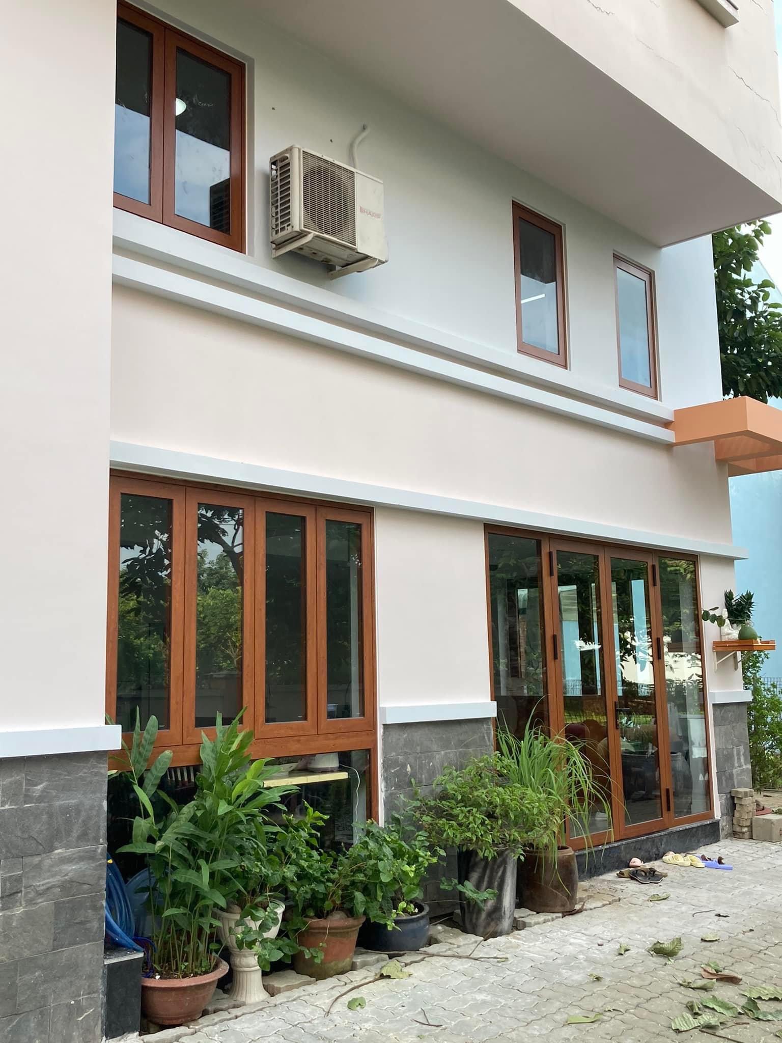 Cửa kính vân gỗ - một công trình tại quận Tân Bình do Quyết Tâm Window thi công